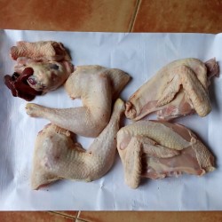 [w90779] pollastre a meitats 2,8 kg aprox Molí de Bonsfills